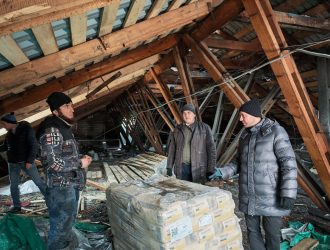 В Междуреченске только 30% крыш жилых домов успели отремонтировать к холодам