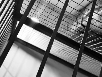 Обвиняемого в получении взяток сотрудника военкомата в Кузбассе оставили под арестом