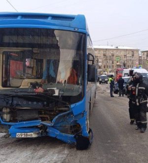 Автобус смял три легковушки в Новокузнецке