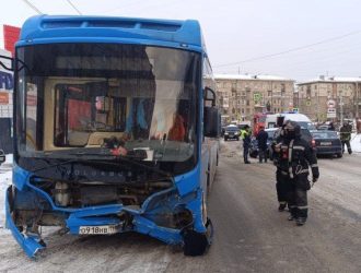 Автобус смял три легковушки в Новокузнецке