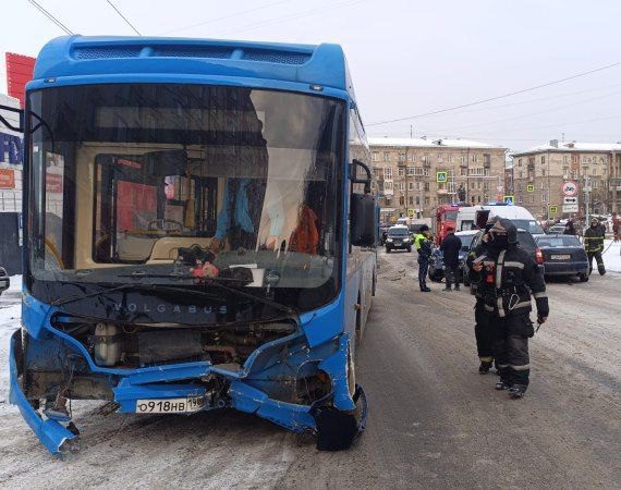 Автобус смял три легковушки в Новокузнецке