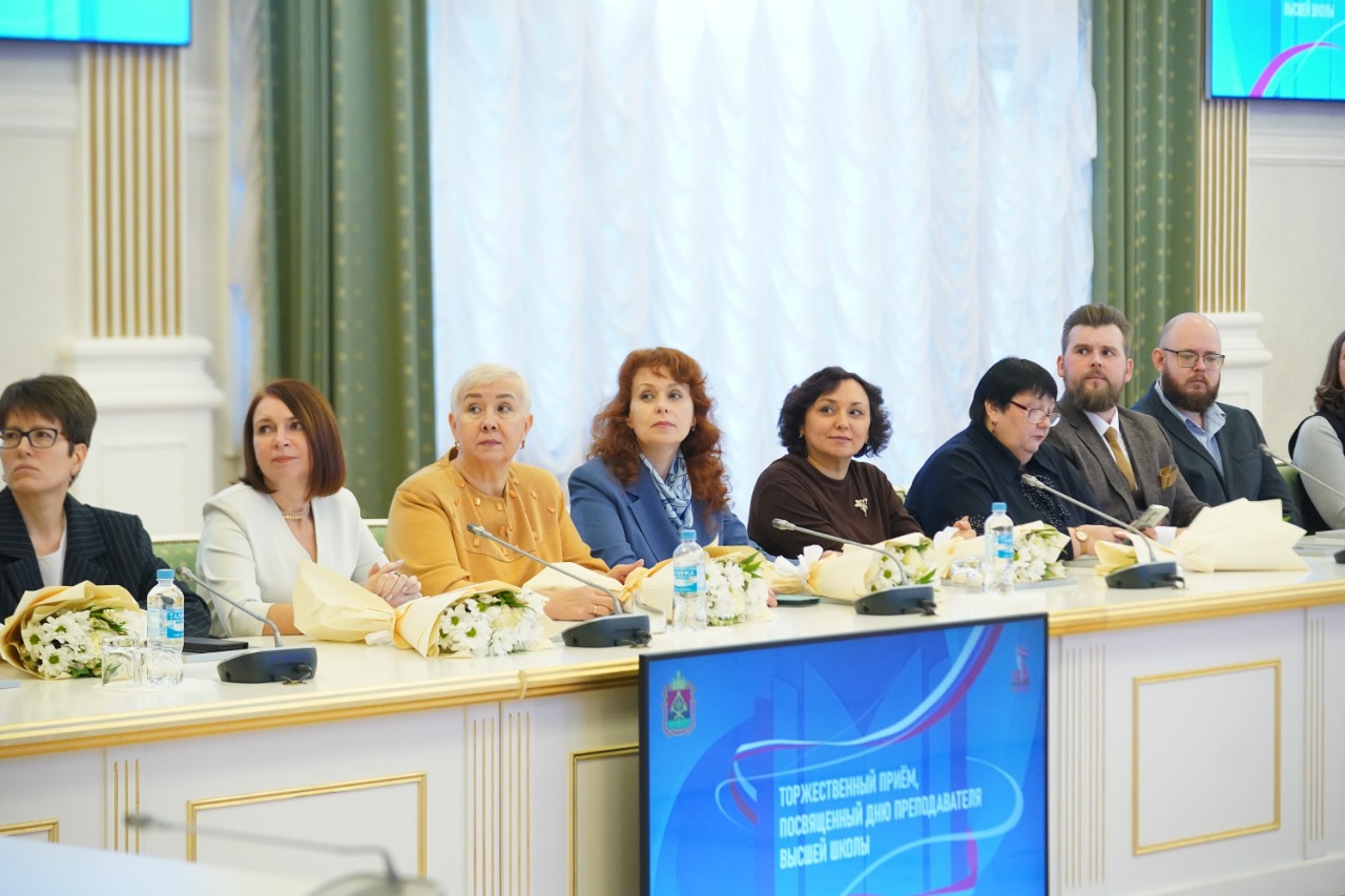 35 преподавателей вузов Кузбасса наградили в честь профессионального праздника