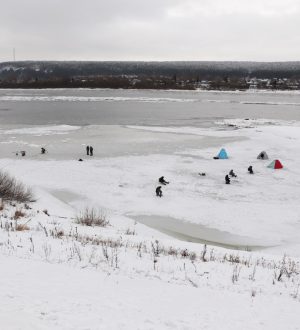 Отчаянные любители зимней рыбалки вышли на неокрепший лед в Кемерове