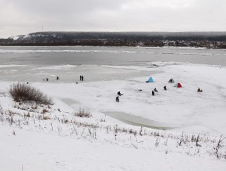 Отчаянные любители зимней рыбалки вышли на неокрепший лед в Кемерове