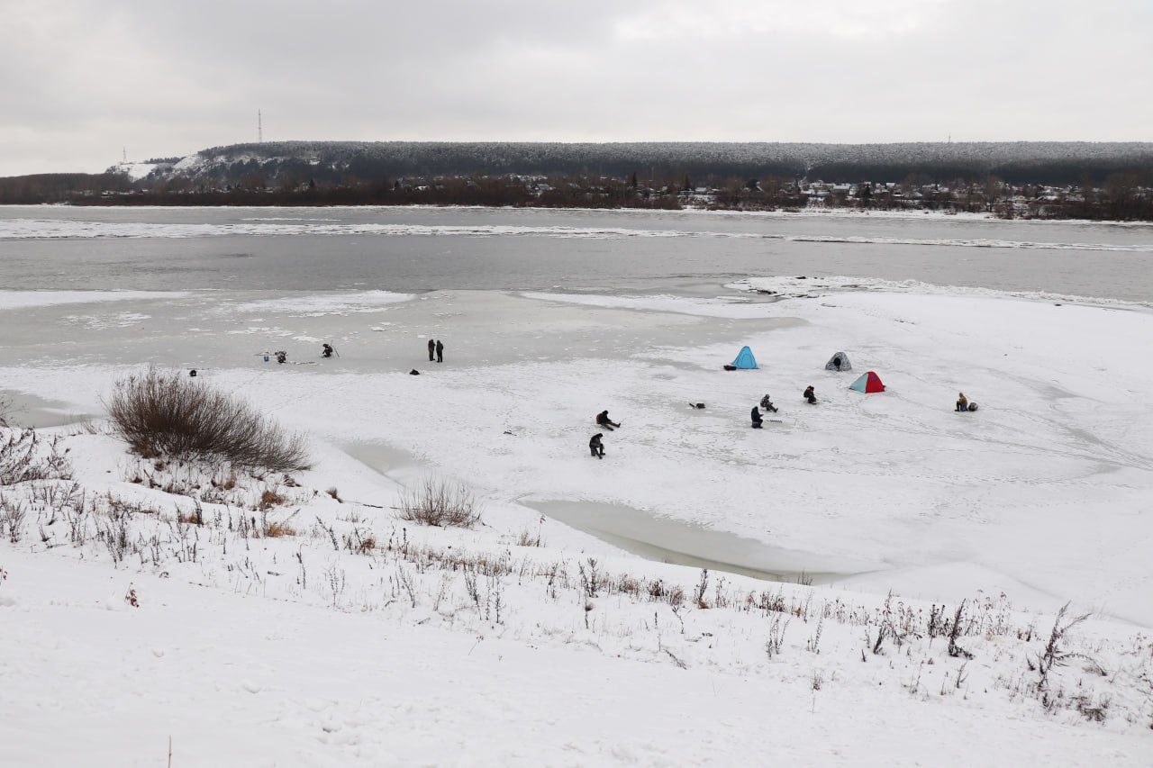 Отчаянные любители зимней рыбалки вышли на неокрепший лед в Кемерове