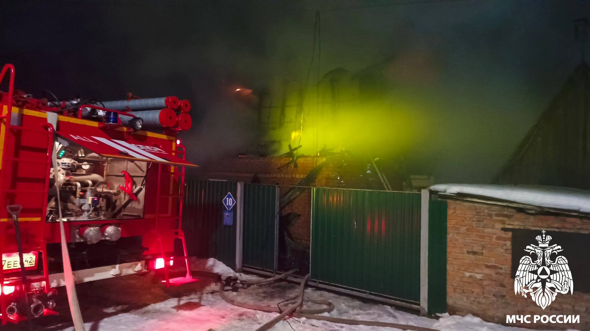 В Кемерове загорелся частный дом из-за проблем с печкой