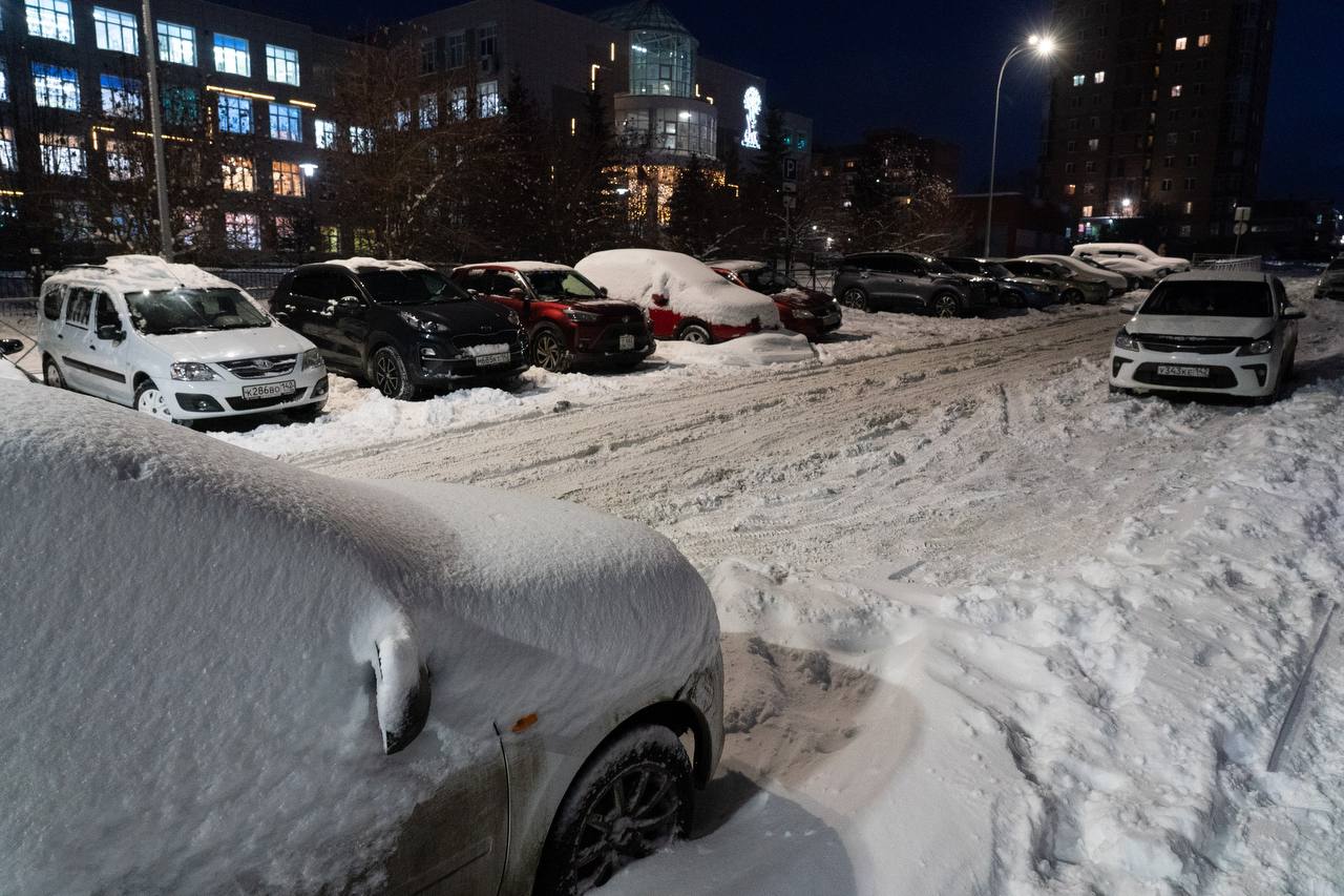 Мэр Кемерова потребовал выводить дворников на уборку снега с утра пораньше