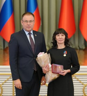 Илья Середюк наградил 90 кузбасских женщин в преддверии Дня матери