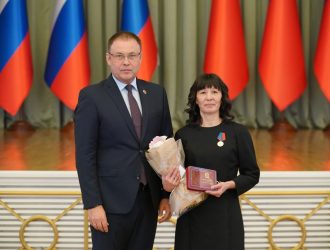 Илья Середюк наградил 90 кузбасских женщин в преддверии Дня матери