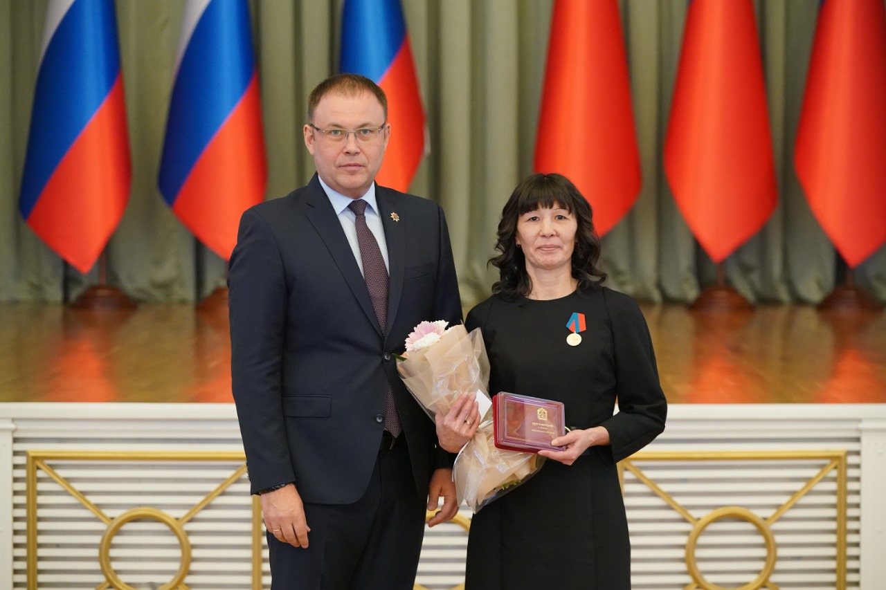 Илья Середюк наградил 90 кузбасских женщин в преддверии Дня матери