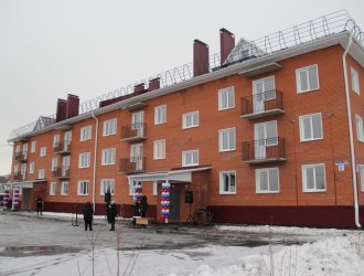 В Беловском округе, после жалобы губернатору, вручили ключи от квартир для детей-сирот