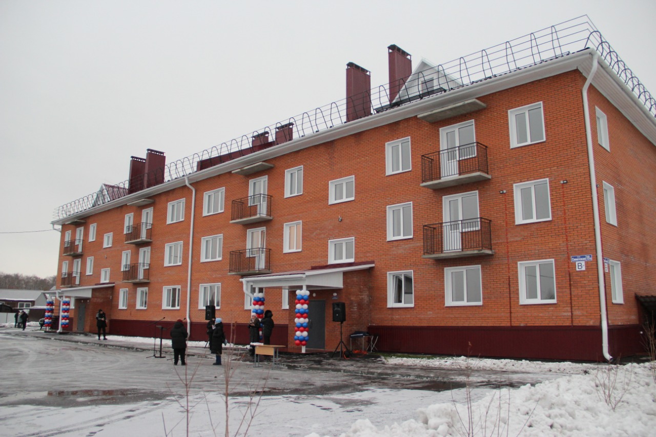 В Беловском округе, после жалобы губернатору, вручили ключи от квартир для детей-сирот