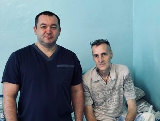 Врач из Кузбасса спас жизнь бывшему коллеге в Горловке