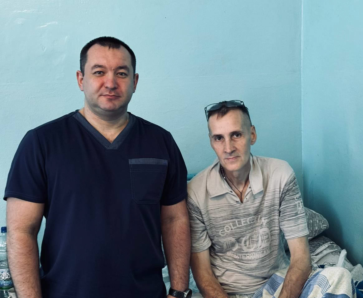 Врач из Кузбасса спас жизнь бывшему коллеге в Горловке