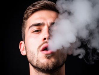 Геннадий Онищенко сообщил, что курение ежегодно уносит жизни около 400 тысяч россиян