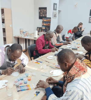 В Новокузнецке членов делегации из Буркина-Фасо учили технике горячей эмали