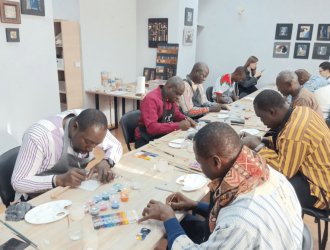 В Новокузнецке членов делегации из Буркина-Фасо учили технике горячей эмали