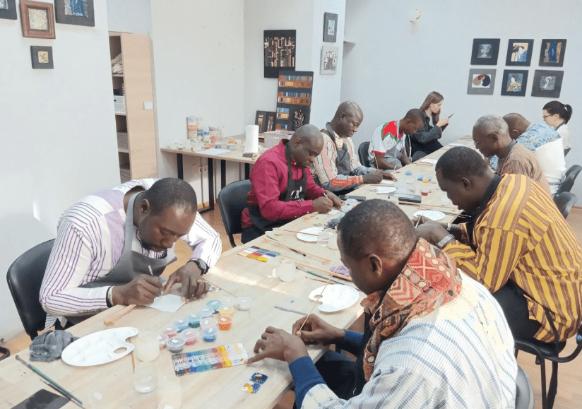 В Новокузнецке членов делегации из Буркина-Фасо учили технике горячей эмали