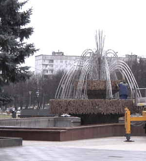 В Новокузнецке приступили к монтажу иллюминации на фонтанах