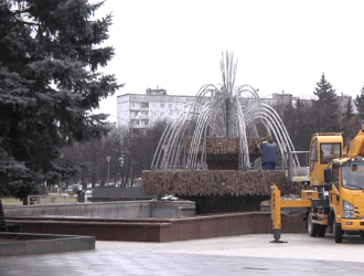 В Новокузнецке приступили к монтажу иллюминации на фонтанах