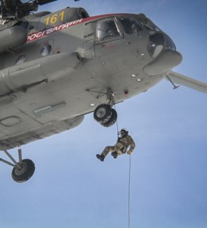 В Кузбассе СОБР «Символ» отработал беспарашютное десантирование с вертолета МИ-8