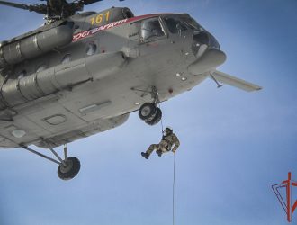 В Кузбассе СОБР «Символ» отработал беспарашютное десантирование с вертолета МИ-8