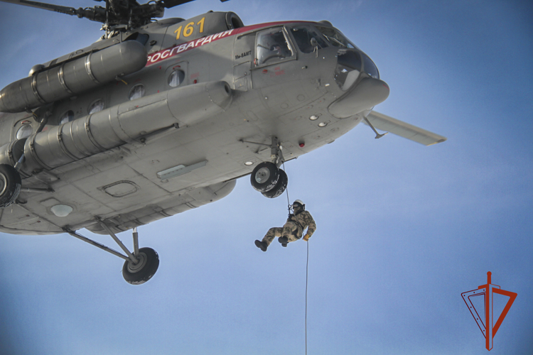 В Кузбассе СОБР «Символ» отработал беспарашютное десантирование с вертолета МИ-8
