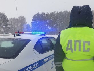 Гололед и снежные заносы: в ГИБДД Кузбасса призывают водителей и пешеходов быть осторожнее на дороге