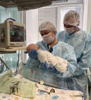 В Кузбассе у многодетной семьи родилась тройня — губернатор назвал это «тройным чудом»