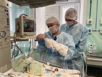 В Кузбассе у многодетной семьи родилась тройня — губернатор назвал это «тройным чудом»