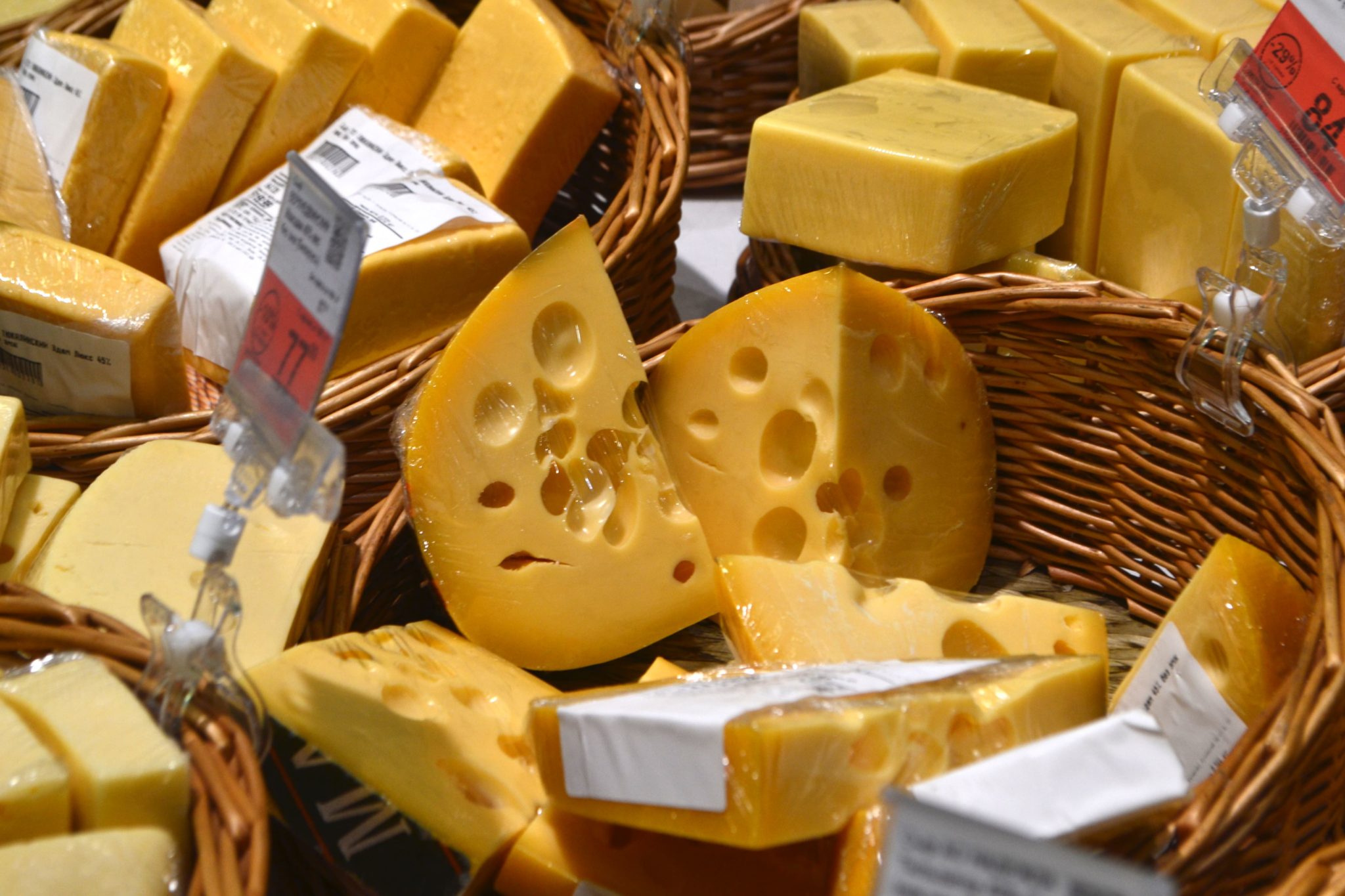 В Кемерове задержали мужчину, укравшего 43 упаковки сыра и сливочное масло