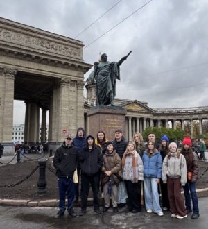 Новокузнецких школьников, победивших в конкурсах, наградили поездкой в Санкт-Петербург