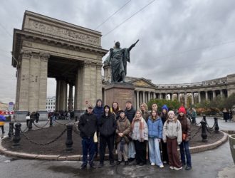 Новокузнецких школьников, победивших в конкурсах, наградили поездкой в Санкт-Петербург