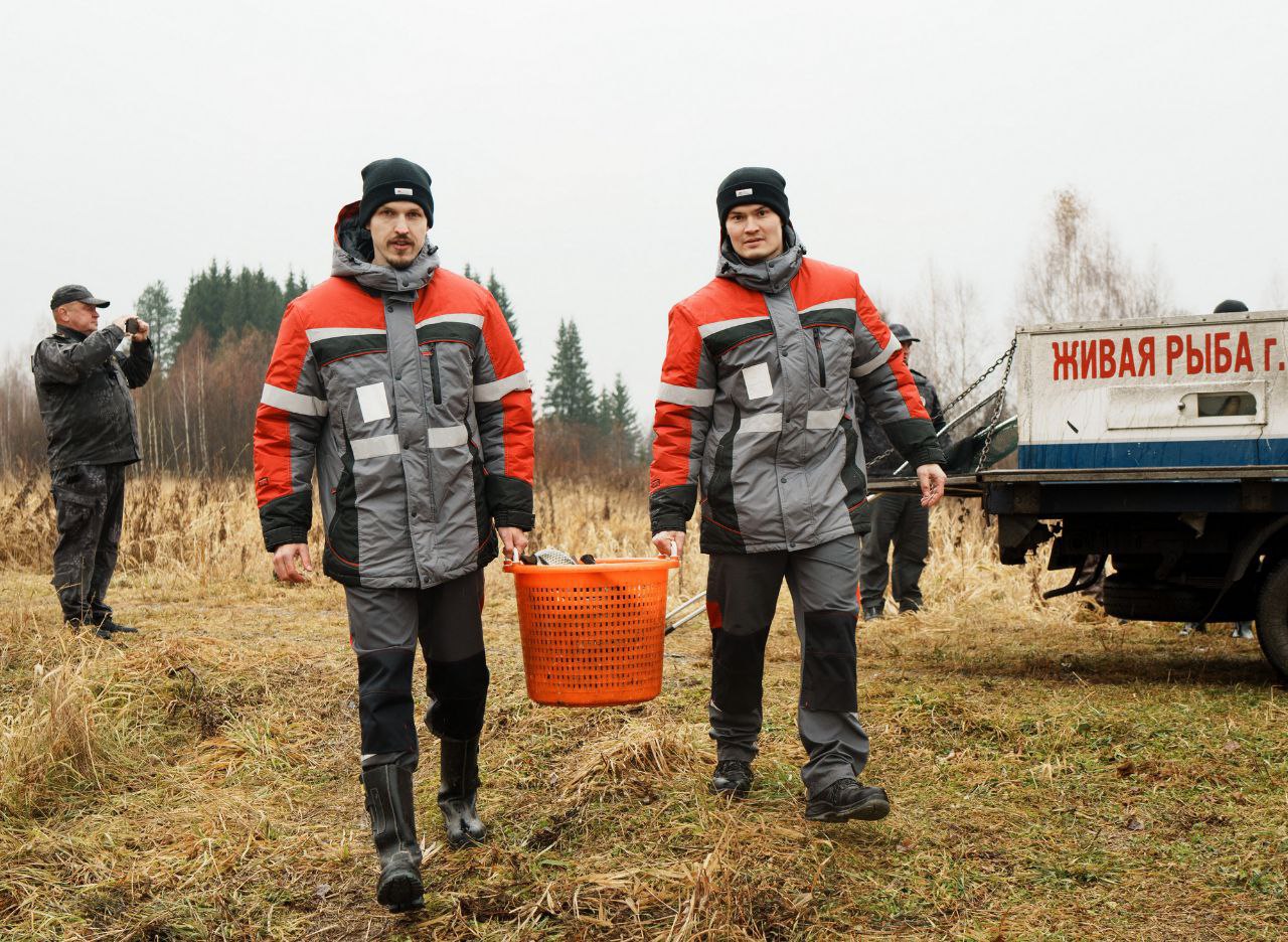  УК «Кузбассразрезуголь» провела зарыбление верховьев Томи для очистки рек