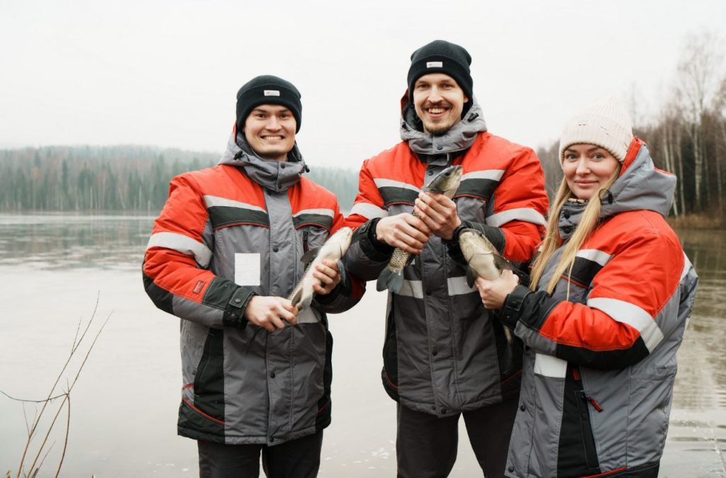 УК «Кузбассразрезуголь» провела зарыбление верховьев Томи для очистки рек