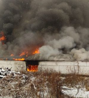 В Мариинске сгорел гараж с авто- и мототехникой
