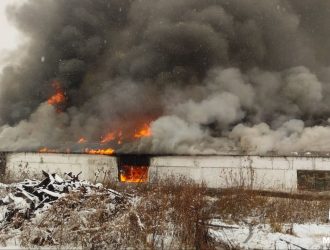 В Мариинске сгорел гараж с авто- и мототехникой