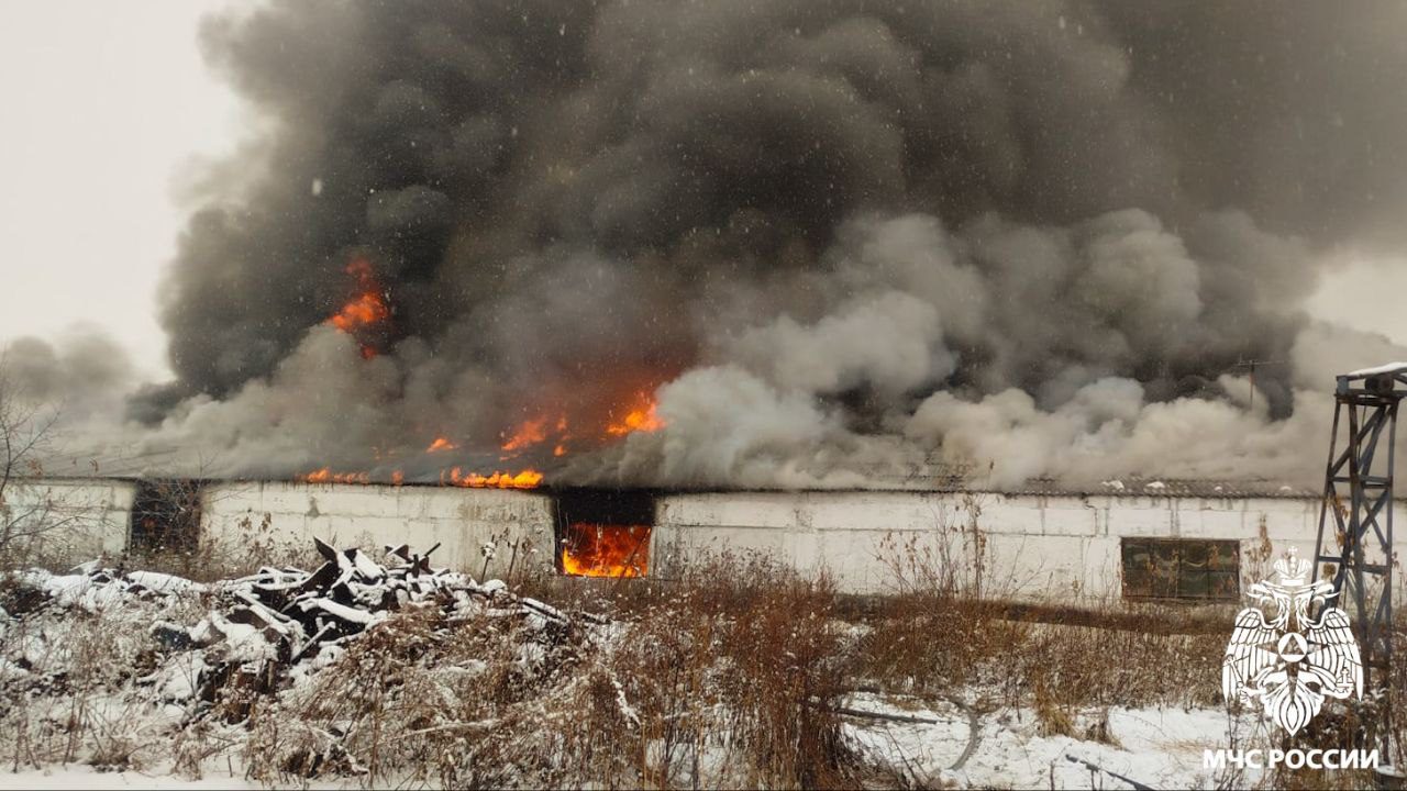 В Мариинске сгорел гараж с авто- и мототехникой