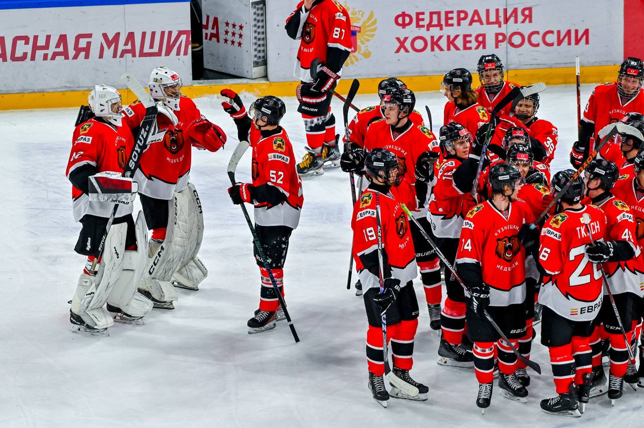 «Кузнецкие Медведи» одержали третью домашнюю победу