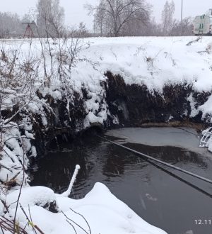 В Кемерове ручей размыл обочину