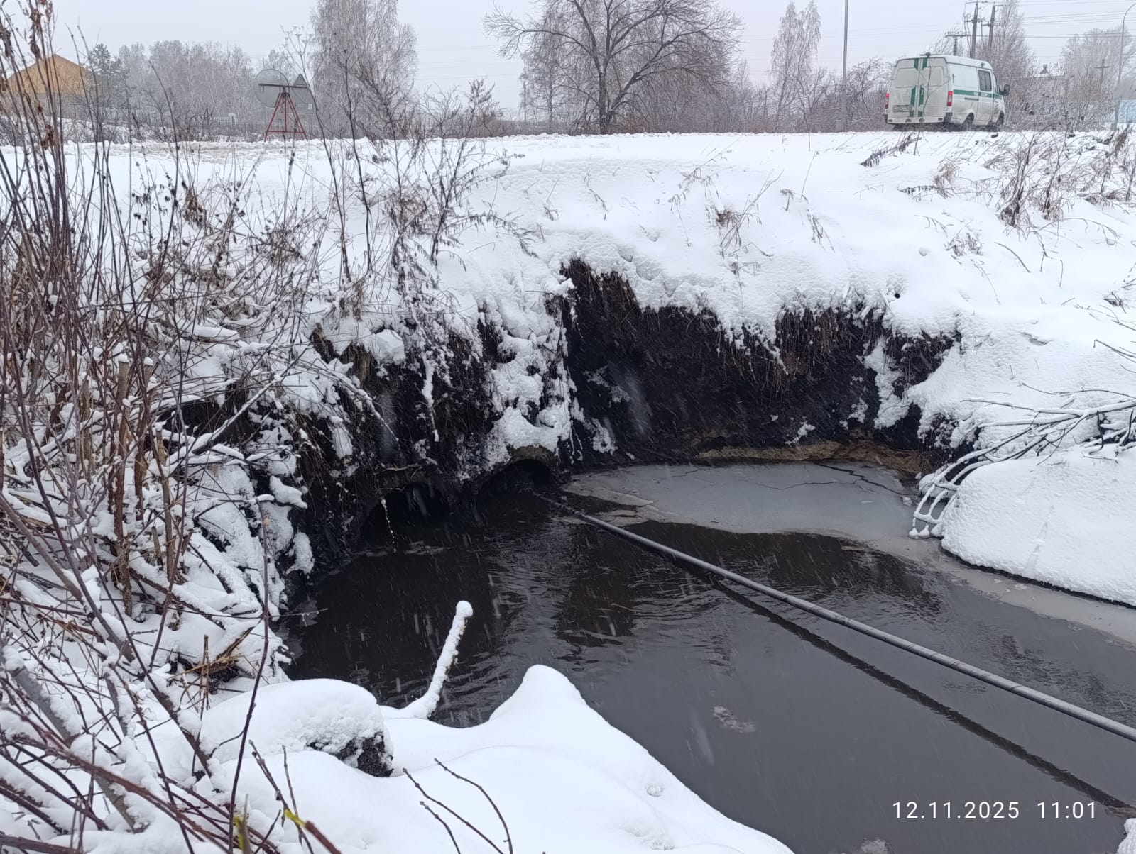 В Кемерове ручей размыл обочину