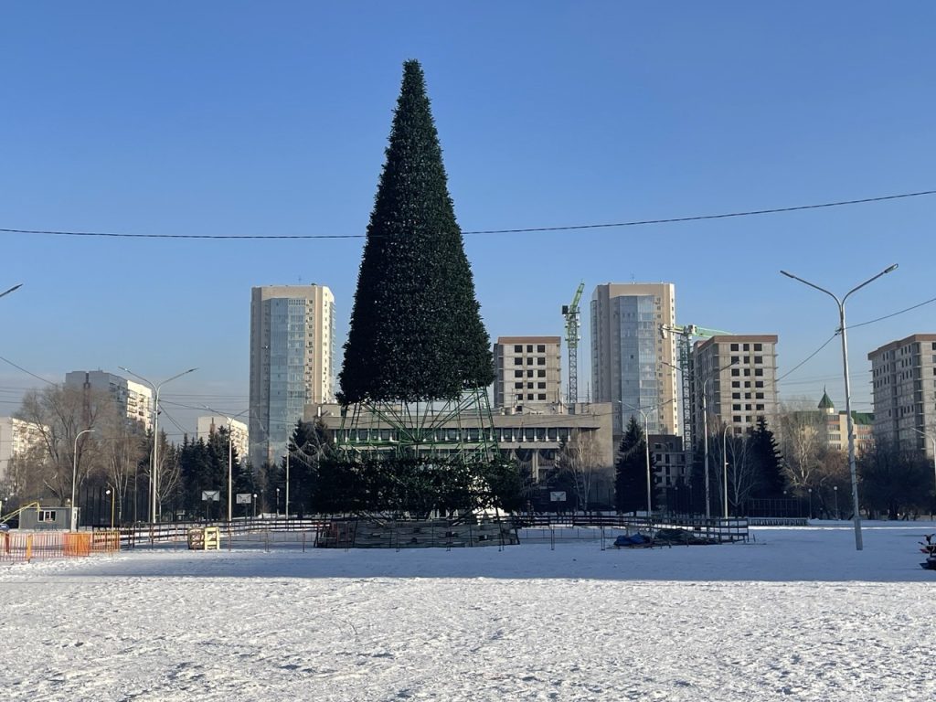 В Новокузнецке на центральной площади торжеств устанавливают елку