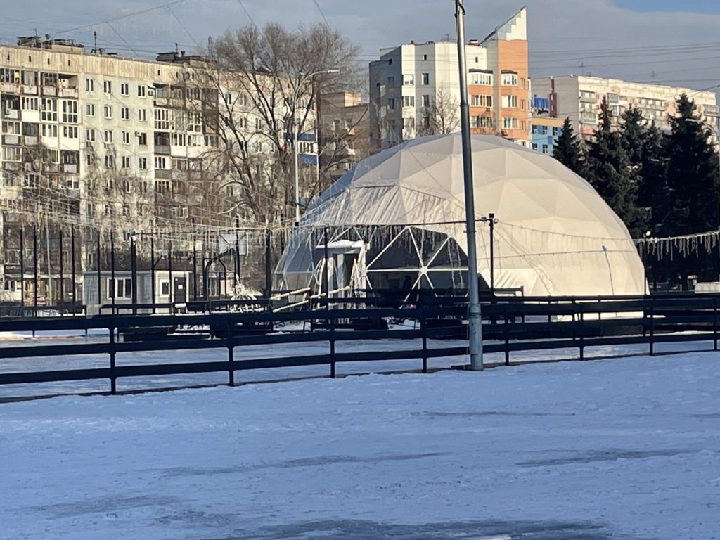 В Новокузнецке на центральной площади торжеств устанавливают елку