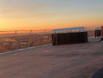 В Новокузнецком округе подрядчик затянул с ремонтом крыши и был оштрафован за неубранный мусор