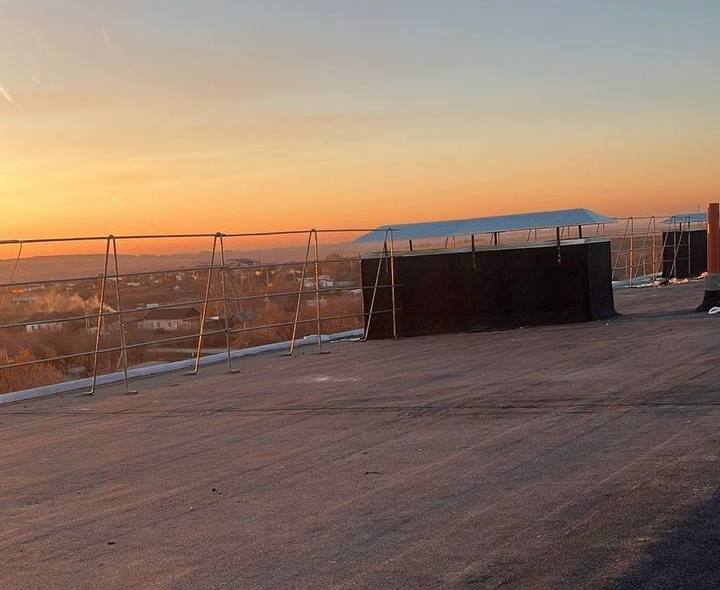 В Новокузнецком округе подрядчик затянул с ремонтом крыши и был оштрафован за неубранный мусор