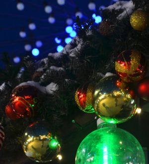 В Мысках украли шары с главной новогодней елки