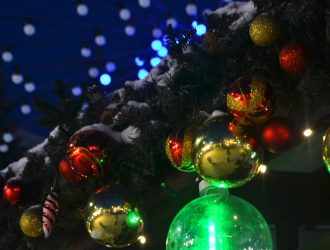 В Мысках украли шары с главной новогодней елки