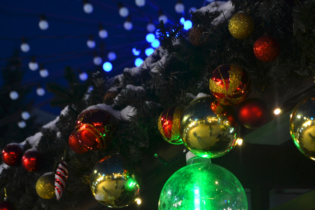 В Мысках украли шары с главной новогодней елки