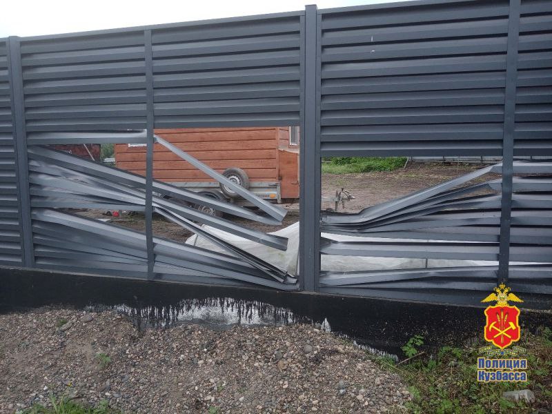 Пьяная новокузнечанка заблудилась и из злости разгромила чужой участок