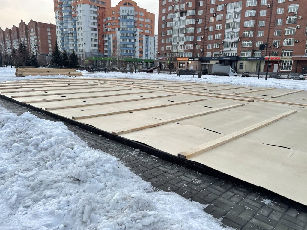 Будет сюрприз: в Новокузнецке фонтан на сквере Ермакова укрыли настилом